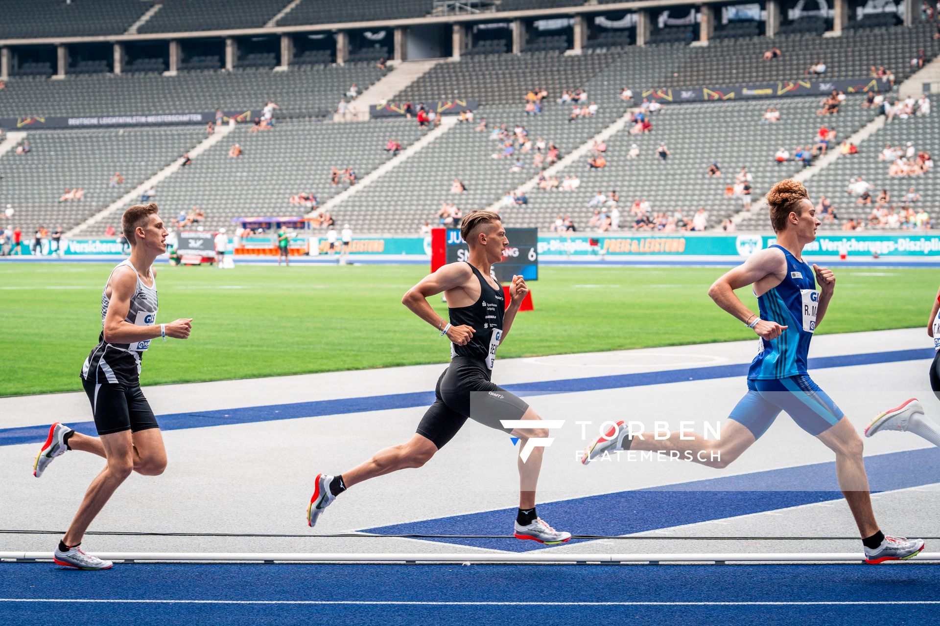 Robert Fuelle (SSV Ulm 1846), Artur Beimler (SC DHfK Leipzig e.V.), Rocco Martin (SG Motor Gohlis-Nord Leipzig) ueber 800m waehrend der deutschen Leichtathletik-Meisterschaften im Olympiastadion am 25.06.2022 in Berlin